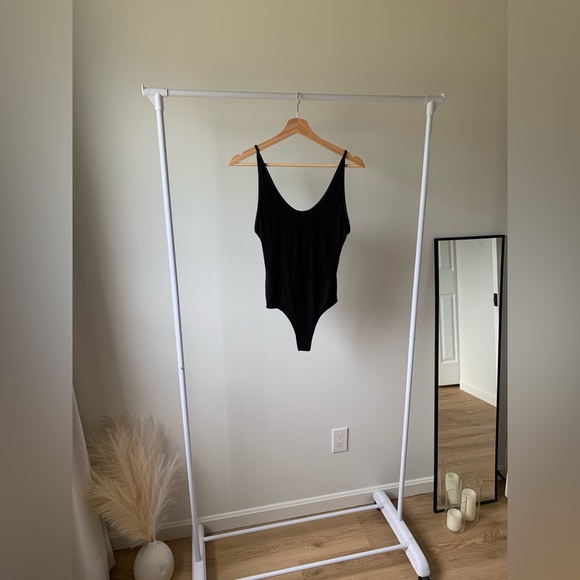 Aritzia - open back bodysuit - Picture 1 of 3